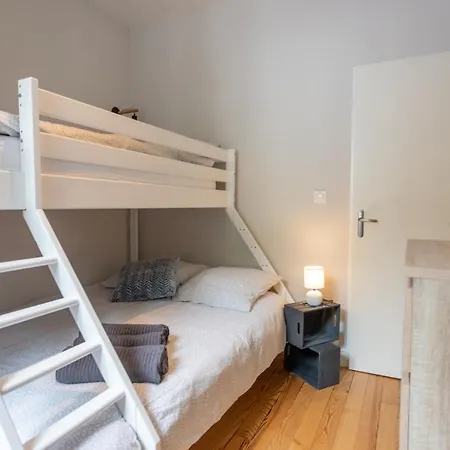 Au Dessus Des Toits * קאוטרט